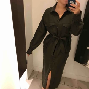  - Säljer den här fina skjortklänningen från HM pga lite/ingen användning. Kan användas som kappa också! Lite oversized, väldigt skön och snygg. Fraktar eller hämtas i Helsingborg 😄