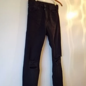  - Knappt använda stuprörsjeans 