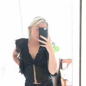  - Väldigt fin topp! Bra skick. Kan fraktas eller bytas.