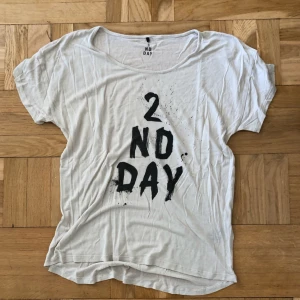  - Tshirt ifrån 2nd Day. Nyskick. 💘