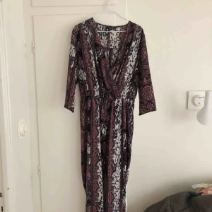  - Mönstrad Jumpsuit från Miss Selfridge. Stl 40 (sitter som en 38, ish) Använd ett par gånger. 