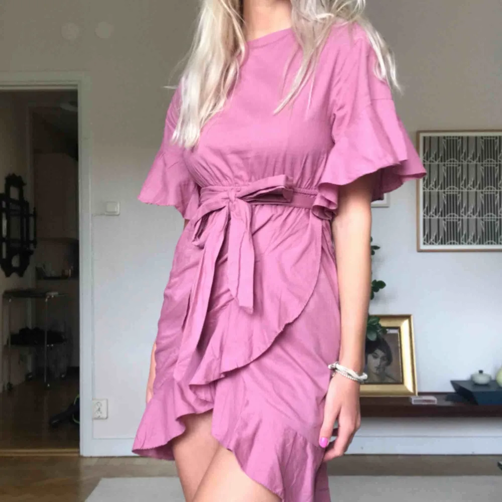 Wrap dress från NA-KD. Strl XS. Använd endast 1 gång. Säljes pga för liten för mig (för kort och tight i midjan) Jag är 1,73cm och är vanligtvis en S. . Klänningar.