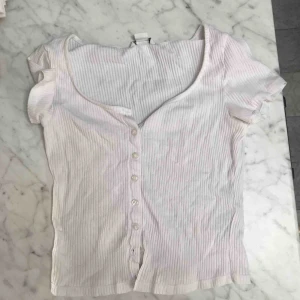 - Topp från Monki, står XS men den är väldigt stor