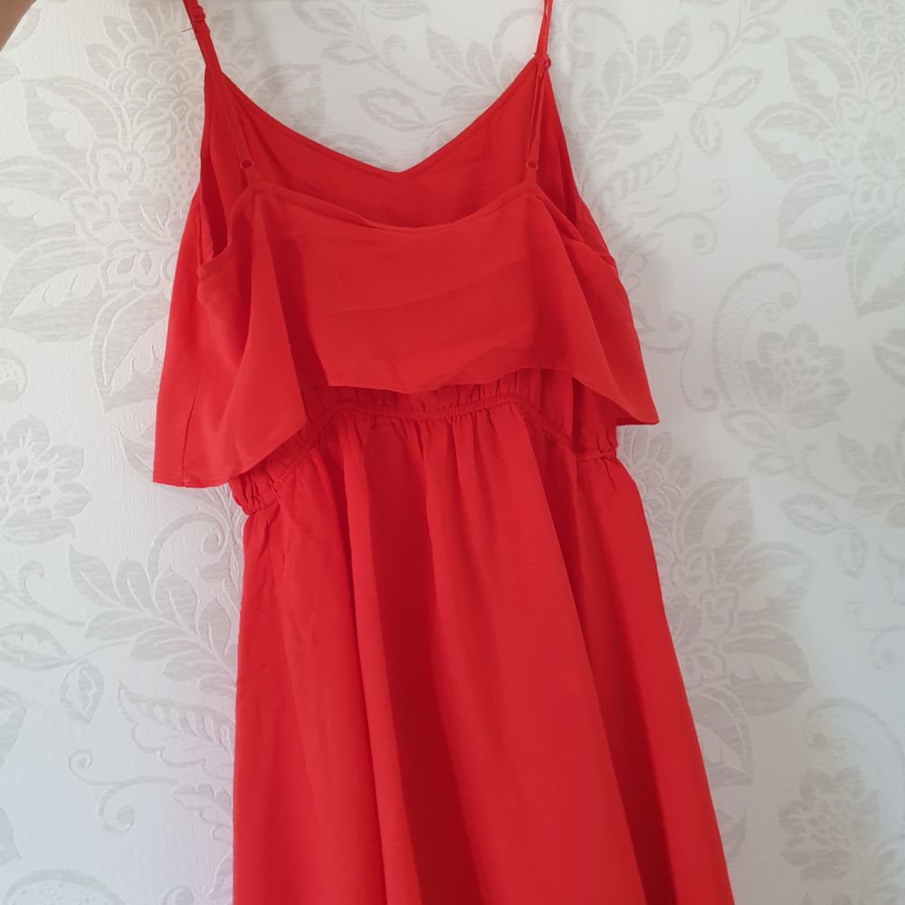 Så söt klänning i en härlig röd färg! Justerbara band och går strax över knäna! Fraktas snabbt och enkelt! Kram🍓. Klänningar.