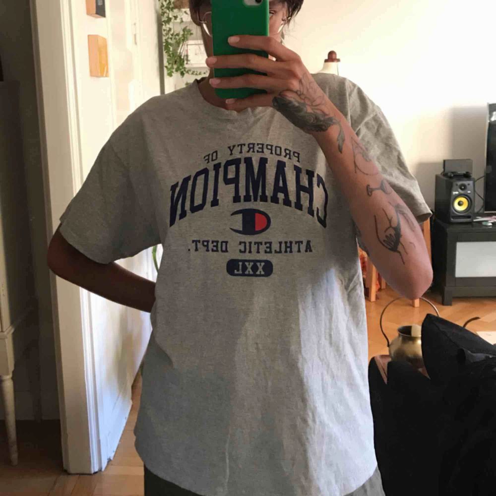 Vintage Champion oversized grey T-shirt. I am a size 36. Pick up on Söder or shipping extra :) Also very easy to cut this into a crop top! . T-shirts.