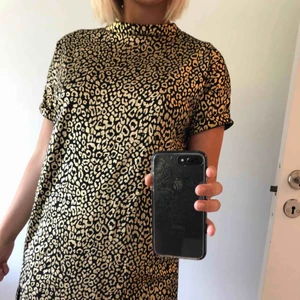  - Festlig leopardklänning. Asball till fest eller till vardags om man känner för det. Slutar ca 10 cm nedanför där bilden tar slut. Helt oanvänd med lappen kvar.