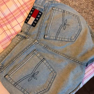  - Äkta tommy hilfiger shorts skriv för mer bilder! Bor i Bispgården/Hammarstrand men kan tas till Sundsvall,Sollefteå eller så kan jag skicka det men då får du stå för frakten 😊
