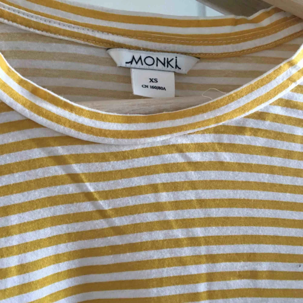 Fin, randig, lite croptoppad tröja från monki!! Säljer då den inte används särskilt mycket. Köparen står för frakt UwU. Skjortor.