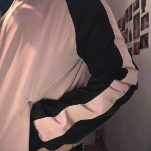  - Nude & svart New York bomby jacka, köpt i London med dragkedja, använd några gånger