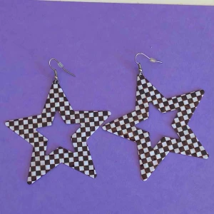  - häftiga örhängen i form av stjärnor med rutmönster🏁🌟