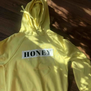  - Gul hoodie med tryck ifrån Ginatricot, bra skick! Kan skickas mot frakt eller mötas upp i Västervik😃