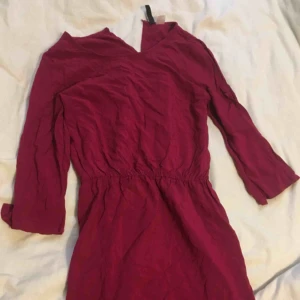  - Jättefin långärmad klänning från h&m, skulle haft kvar om den passade. Strl 36 och knappt använd, Hämtas upp i Umeå men kan också fraktas gentemot att köpare betalar frakt! 