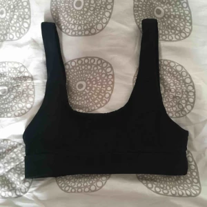  - Bikini (endast överdel) i ”sport-bh” form. Från Nelly.