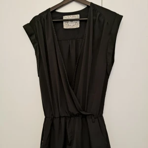  - Supersnygg body från Element. Lite urringad och snygg i midjan! 