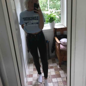  - Svarta tajta jeans. Supersköna och stretchiga! Fraktas, byts eller möts upp! 