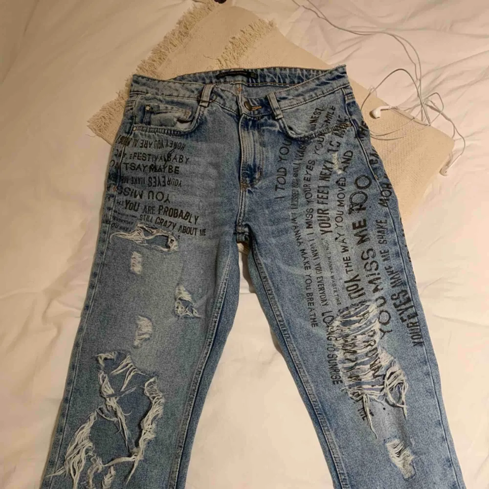 Ett par jättefina rivna low waist cigarette jeans från Zara. Har använt dem 1 gång. . Jeans & Byxor.