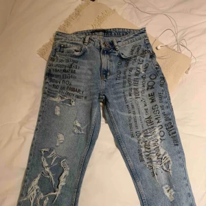  - Ett par jättefina rivna low waist cigarette jeans från Zara. Har använt dem 1 gång. 