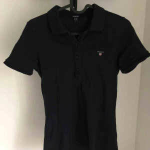  - Säljer min marinblåa pikétröja från Gant! Finns i Dala-Floda men kan tas med till Falun. Kan även fraktas 💗