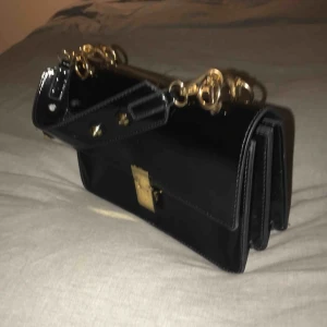  - En super cool väska från ginatricot! I jätte bra skicka bara lite dammig då den inte blivit använd ☺️ nypris: 549 kr