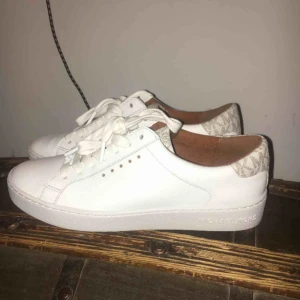  - Ett par oanvända Michael kors skor. Ny priset var runt 1300kr☺️