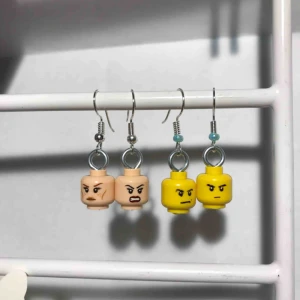  - Lego-örhängen handgjorda av mig! 25kr/paret, frakt kostar 11kr annars möts jag upp i Stockholm:)