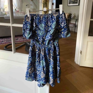  - Bandeu byxdress från hollister. Aldrig använd så den är i fint skick! Sälja pga att den är för liten för mig (därav bilder från hemsidan)