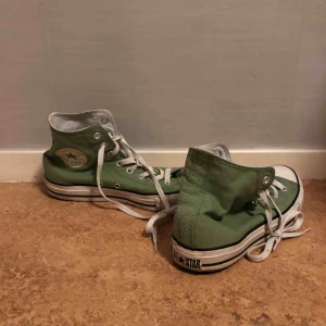  - converse i olika färg😎 gröna: 40, lila 41 🥳 rätt små i storleken☺️☺️ 100kr styck, frakt LÄGGS PÅ och du betalar för den! 