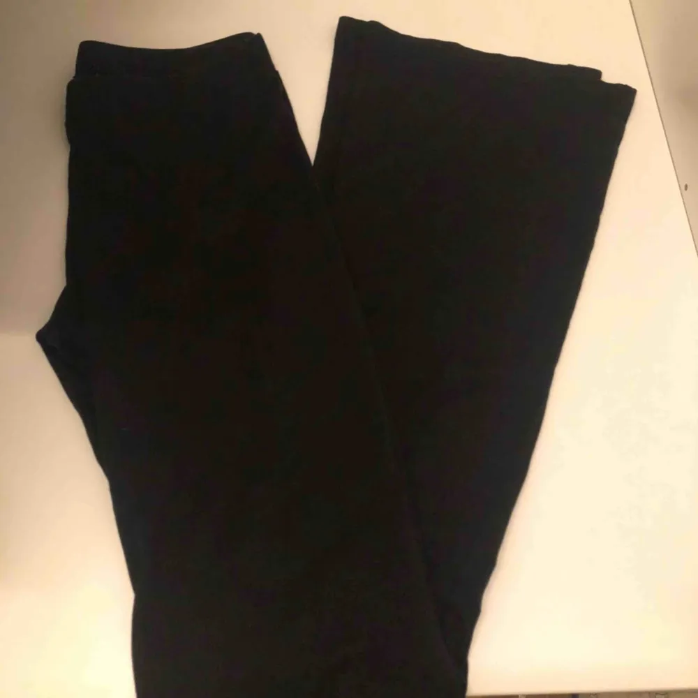 Svarta utsvängda byxor från lager157 i storlek s. Jeans & Byxor.