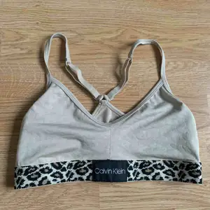 Nya calvin Klein toppar använda 1 gång, 250 kr st, nypris 400 kr