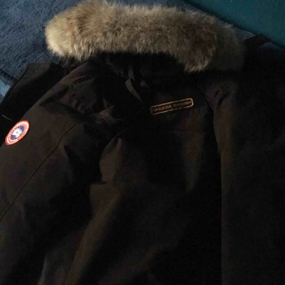 Canada Goose Chateau Parka Storlek: S Färg: Svart  Använd 1 vinter (ser ut som ny) EJ äkta men PÄLSEN ÄR ÄKTA 100%!!! (Köptes separat) . Jackor.