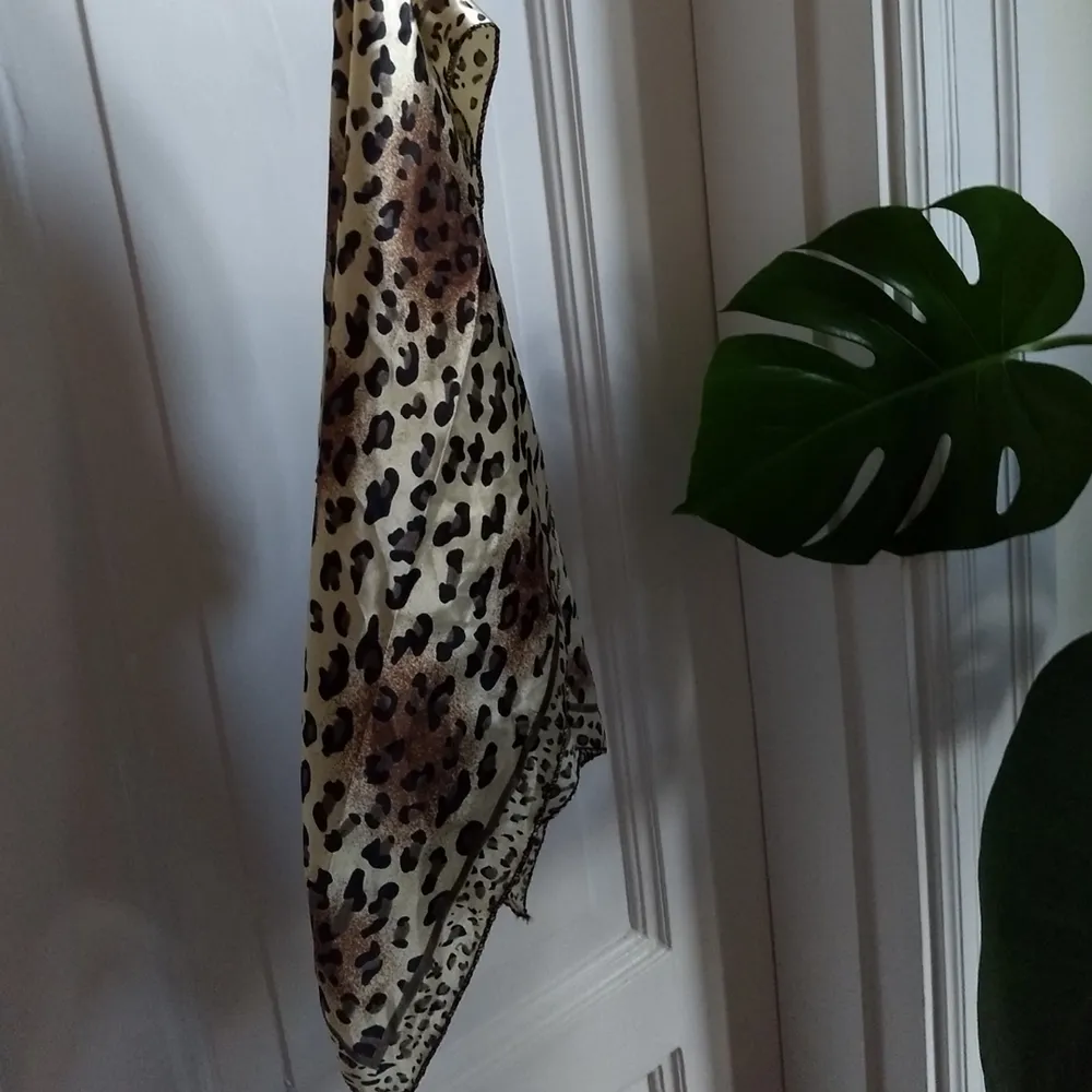 Sidensjal med leopardmönster. Ca 50 × 50 cm. Frakt på 11 kr tillkommer.. Accessoarer.