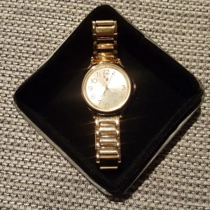  - Fin Tommy hilfiger klocka .. 2an har lossnat därför säljer jag den för en mycket billigare peng 