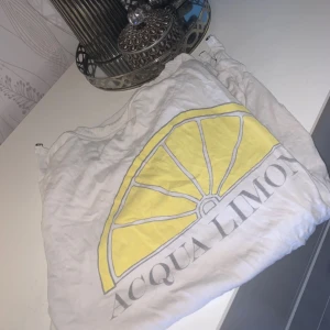  - Vet ej om fläcken går bort syns mindre i verkligheten då jag tog med blixt 