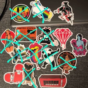  - Snygga stickers till laptop, mobil, böcker!💻 1a bild 5kr/styck. 2a bild 3kr/styck. Frakt 10kr oavsett antal☺️ Skickar gärna fler & närbilder! Först till kvarn! 💕 OBS de som är strukna är sålda!