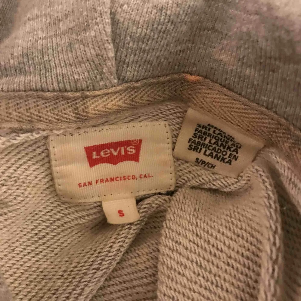 Säljer en Levis hoodie pga ingen användning av längre. Ordinarie pris 700kr  Köparen står för frakt  . Tröjor & Koftor.