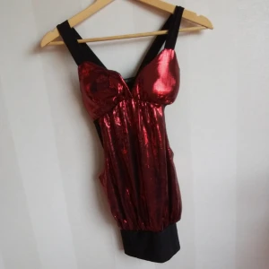  - Topp i röd metallic den har blivit lite skavd i metallicen se sista bild därav det billiga priset 
