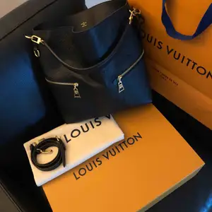 Louis Vuitton Mélie  Medföljer kartong, kasse, tygpåse, intyg & kvitto.  Mer info: https://us.louisvuitton.com/eng-us/products/melie-monogram-empreinte-nvprod260001v