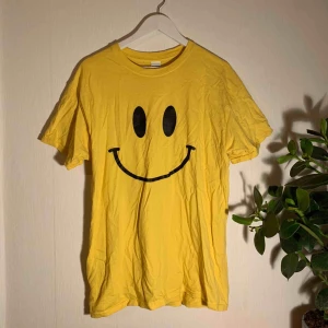  - En gul smiley t-shirt!!! Behövs definitivt strykas haha :-)   Bra kvalle, köpt i USA! Och bara använd 2-3 gånger🙂🙃🙂🙃🙂