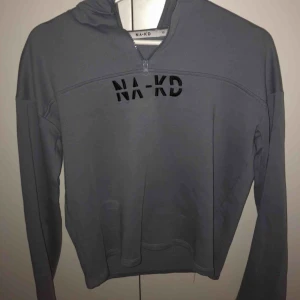  - Skitsnygg tröja från nakd🤩! Har en blågrå färg och en dragkedja i kragen. Använd fåtal gånger och tycker den är så snygg! Dock passar den inte riktigt min egna stil därav anledningen till att jag säljer denna supersnygga tröja😍