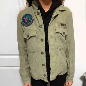  - Skjortjacka från Zara i coolt militärstuk. Köpare står för frakt. Kan även mötas upp i Stockholm/mälarbanan!❤️ (120 inkl frakt)