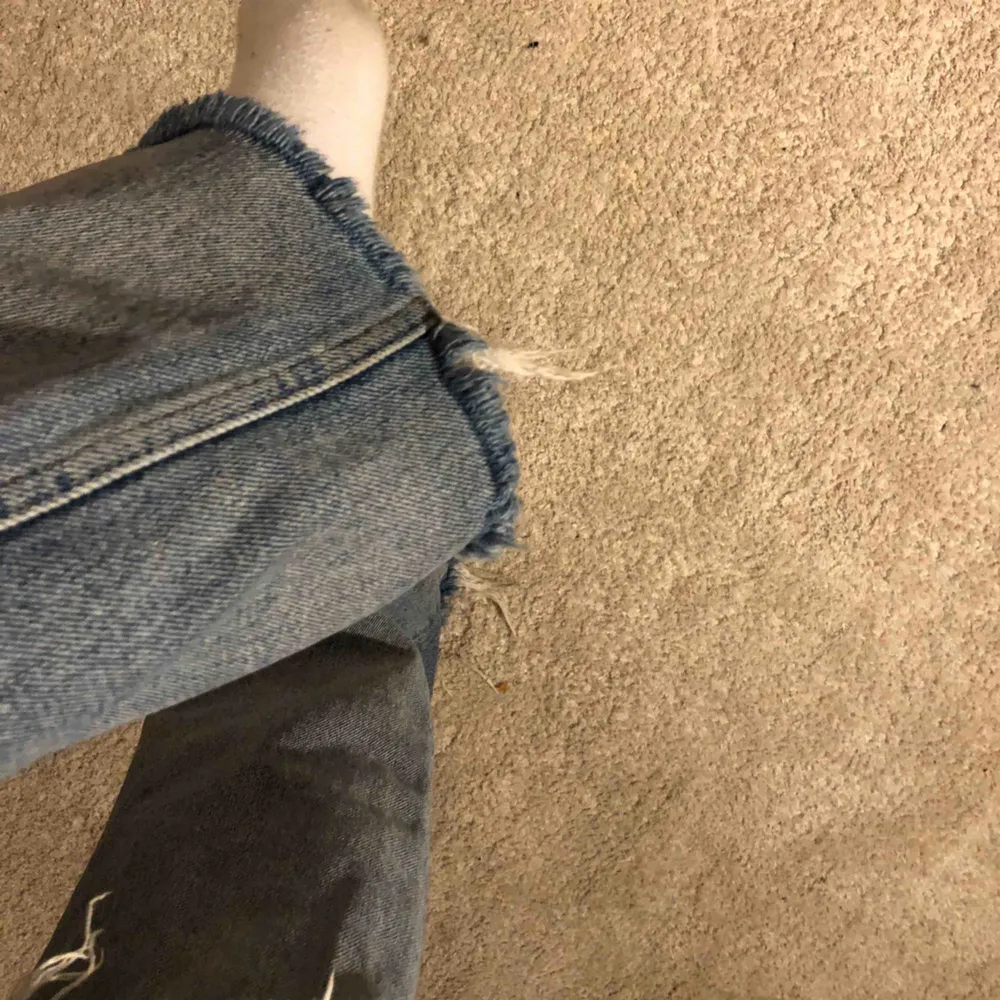 Säljer mina skitsnygga jeans från river island! Köpte dem på Nelly i höstas men de har inte kommit till användning så mycket. Jag är 172cm och de går ner till golvet på mig så riktigt bra längd! . Jeans & Byxor.