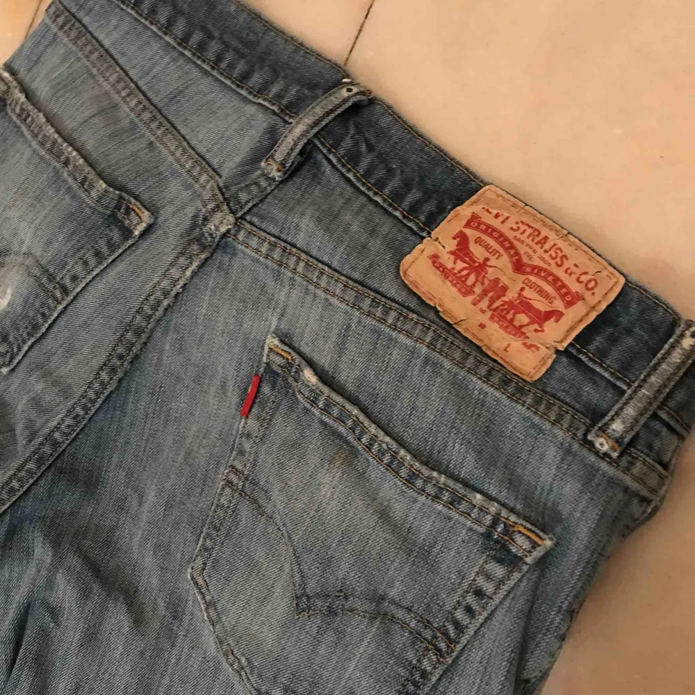 Säljer ett par Levis jeans, ljusblå med lite slitningar. Köpta second hand. Nypris 300 säljer för 100. Storlek 27/30 , small/medium. Möts i stan🧡🧡. Jeans & Byxor.