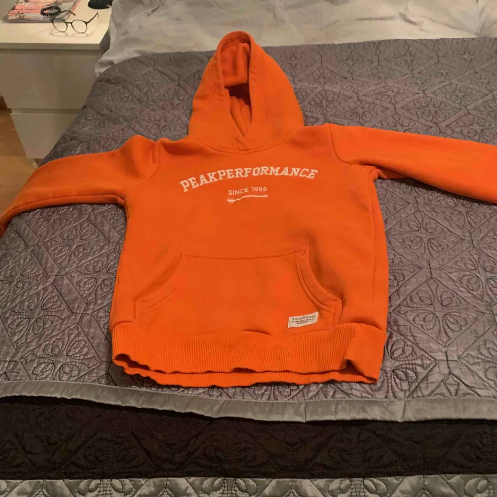 En fin orange hoodie från peak storlek 130. Hoodies.