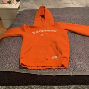 En fin orange hoodie från peak storlek 130