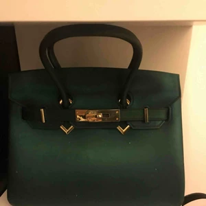  - Sjukt fin Hermèsinspirerad väska, aldrig använd. Svart/mörkgrön beroende på ljus  De vita prickarna är bara damm