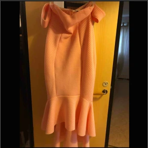  - Använd en gång på bröllop, festklänning i laxfärg framtill kortare baktill längre med volanger nertill . Ger fina kurvor 