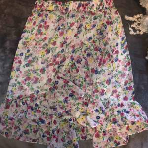 En super fin kjol från Kappahl! Aldrig använd. Skulle säga att den är i normallång (inte kortkort, om någon letar efter det). ☺️