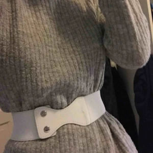  - Olika skärp, 40kr st☺️ Skriv om ni har frågor om storlek, skick osv..