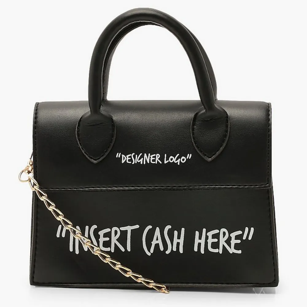 Söker denna väska från BOOHOO i svart, hör gärna av dig om du har en!!. Väskor.