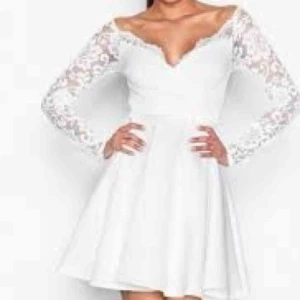  - Jätte fin och as skön klänning  Passar studenten!  Storlek S